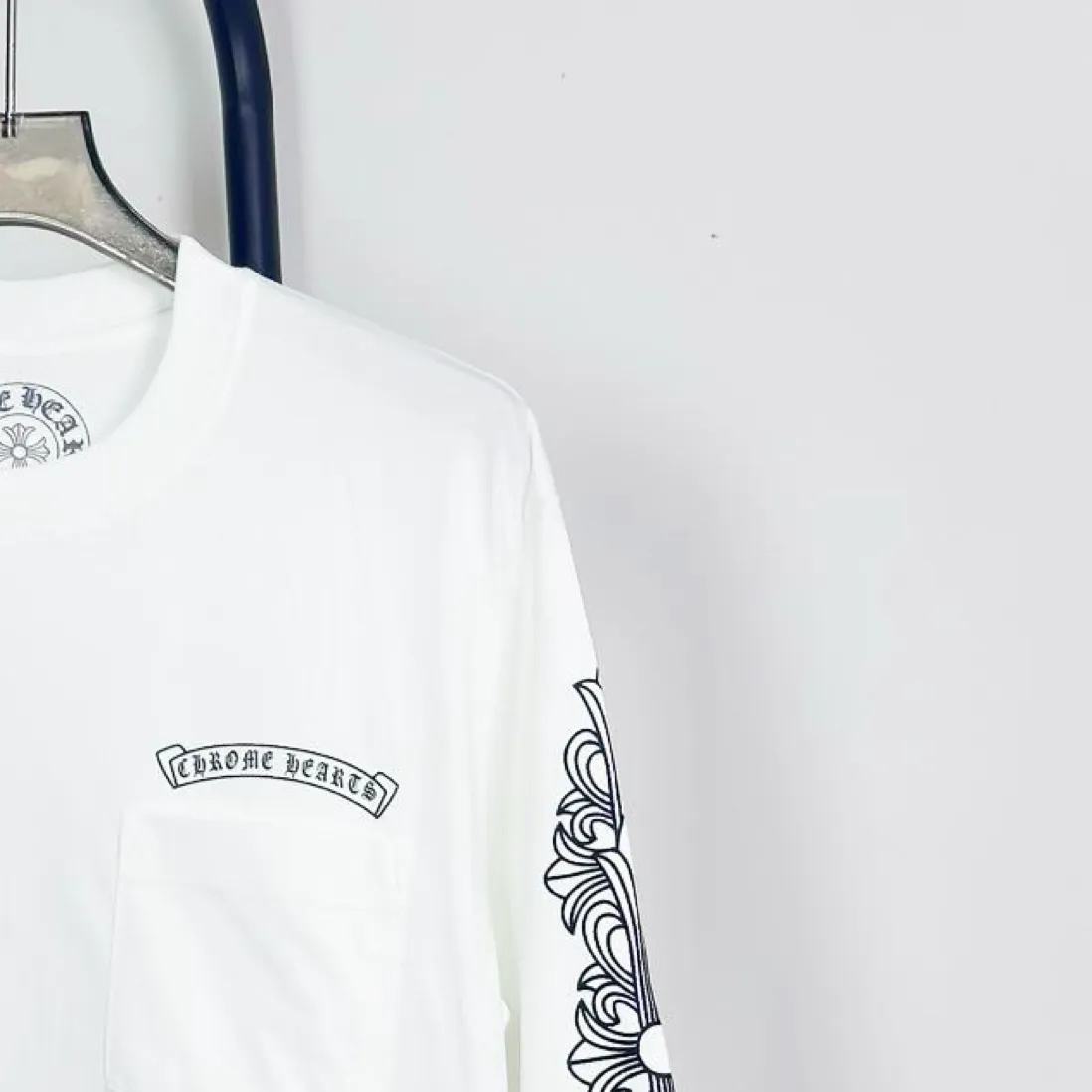 ：BB 37 𝑪𝒉𝒓𝒐𝒎𝒆 𝑯𝒆𝒂𝒓𝒕𝒔 Same Style Versatile t 1:1 ➕ ➕Yuan ➕logo g ， ， ，Breathable 。 ， ， 。 ， ， 。 ， ， ， ， ， ， ， 。 T ， ， ， ， Same Style。 ， ， 。 ：White Black Size：S-XL